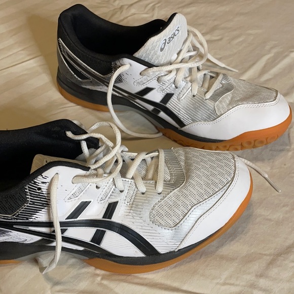 ASIC volleyball shoes only worn one time - Picture 1 of 4